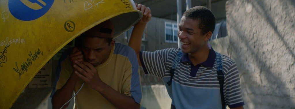 Nova cena de ‘Nosso Sonho’ retrata a ligação de orelhão que mudou a vida da dupla Claudinho e&nbsp;Buchecha