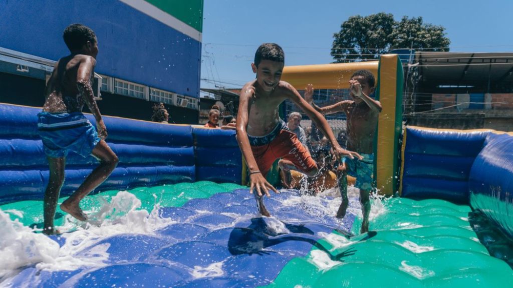 Vigário Geral ferveu para o lançamento da parceria entre AfroReggae e Globo 