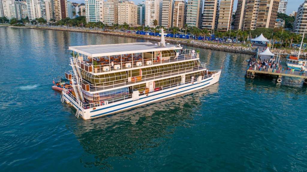 Catamarã Floripa celebra dois anos de operação com expansão e novas experiências para&nbsp;turistas