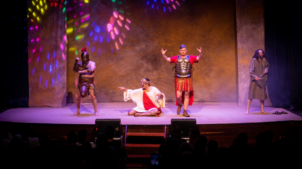 Fenômeno “Notícias Populares” invade o Rio: Os Melhores do Mundo e Paulinho Serra agitam o&nbsp;Qualistage