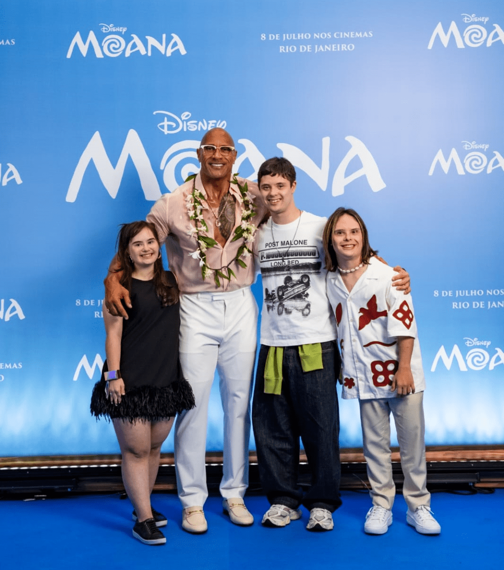ATORES DE “COLEGAS E O HERDEIRO” REALIZAM SONHO E CONHECEM DWAYNE JOHNSON, O THE ROCK, EM PASSAGEM DO ASTRO PELO BRASIL